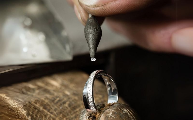 gắn đá nhẫn cưới